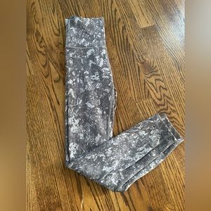 Women’s Lululemon snake print leggings. Size 2  23” inseam.